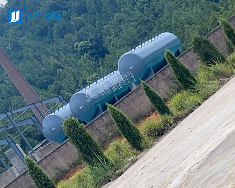 吉安鸿盛65立方钢衬塑氨水硫酸储罐现场图20210803副.jpg